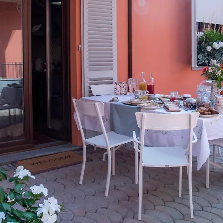 Vacanze / Holiday Flat Farfalle&rossobarbera アパート Montegrosso dʼAsti